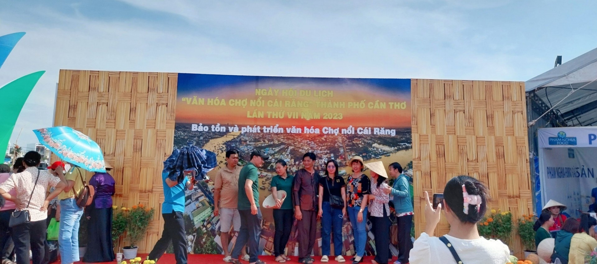 Đông đảo người dân và du khách đến tham quan, chụp hình tại Ngày hội Đông đảo người dân và du khách đến tham quan, chụp hình tại Ngày hội