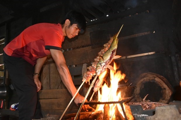 Khi khách đến chơi, người Mnông thường lên rừng hái rau, bắt cá suối để chiêu đãi. Ảnh: Krak Knul