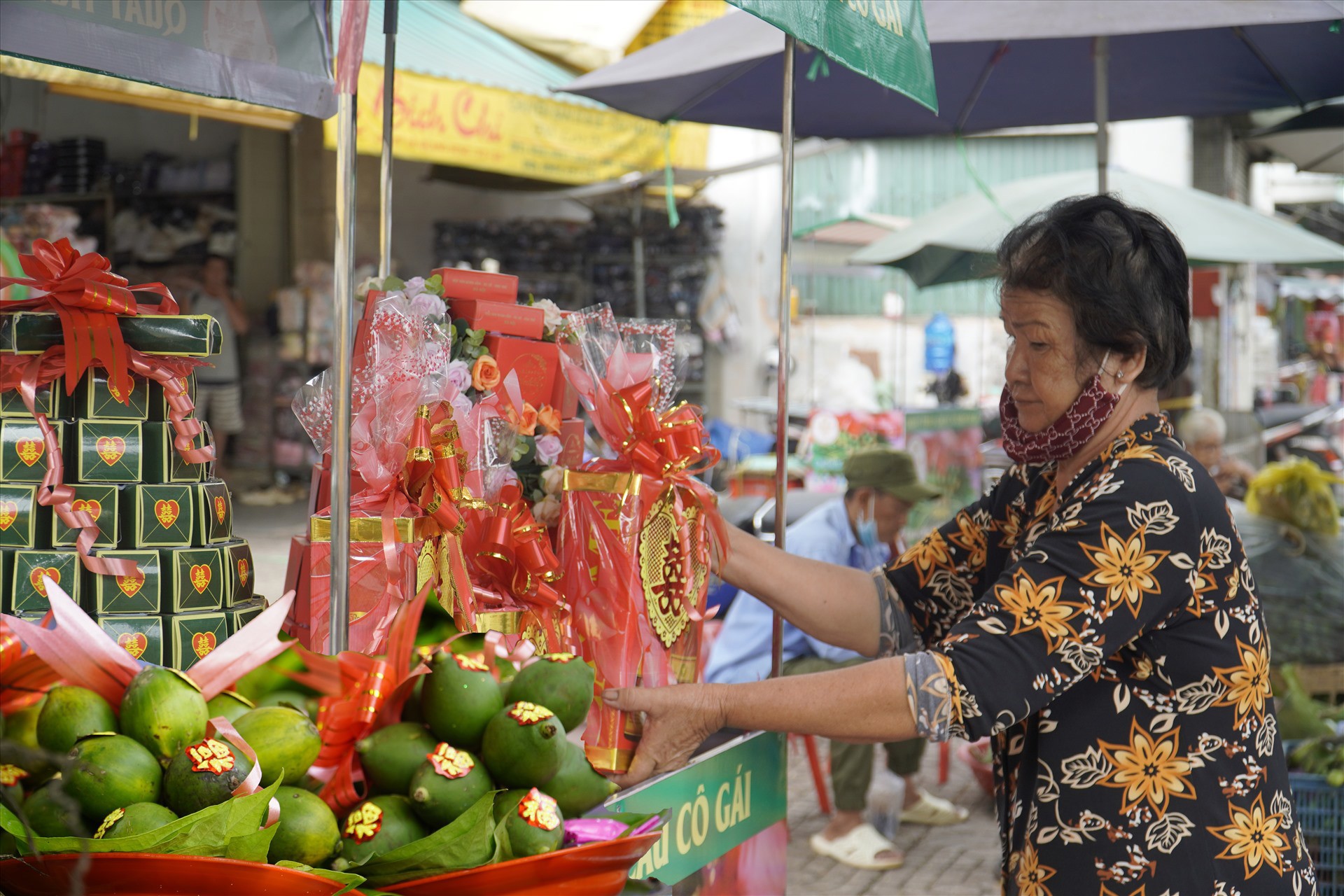 Các quầy hàng được trang trí bắt mắt thu hút nhiều khách hàng và du khách đến tham quan, mua sắm Các quầy hàng được trang trí bắt mắt thu hút nhiều khách hàng và du khách đến tham quan, mua sắm