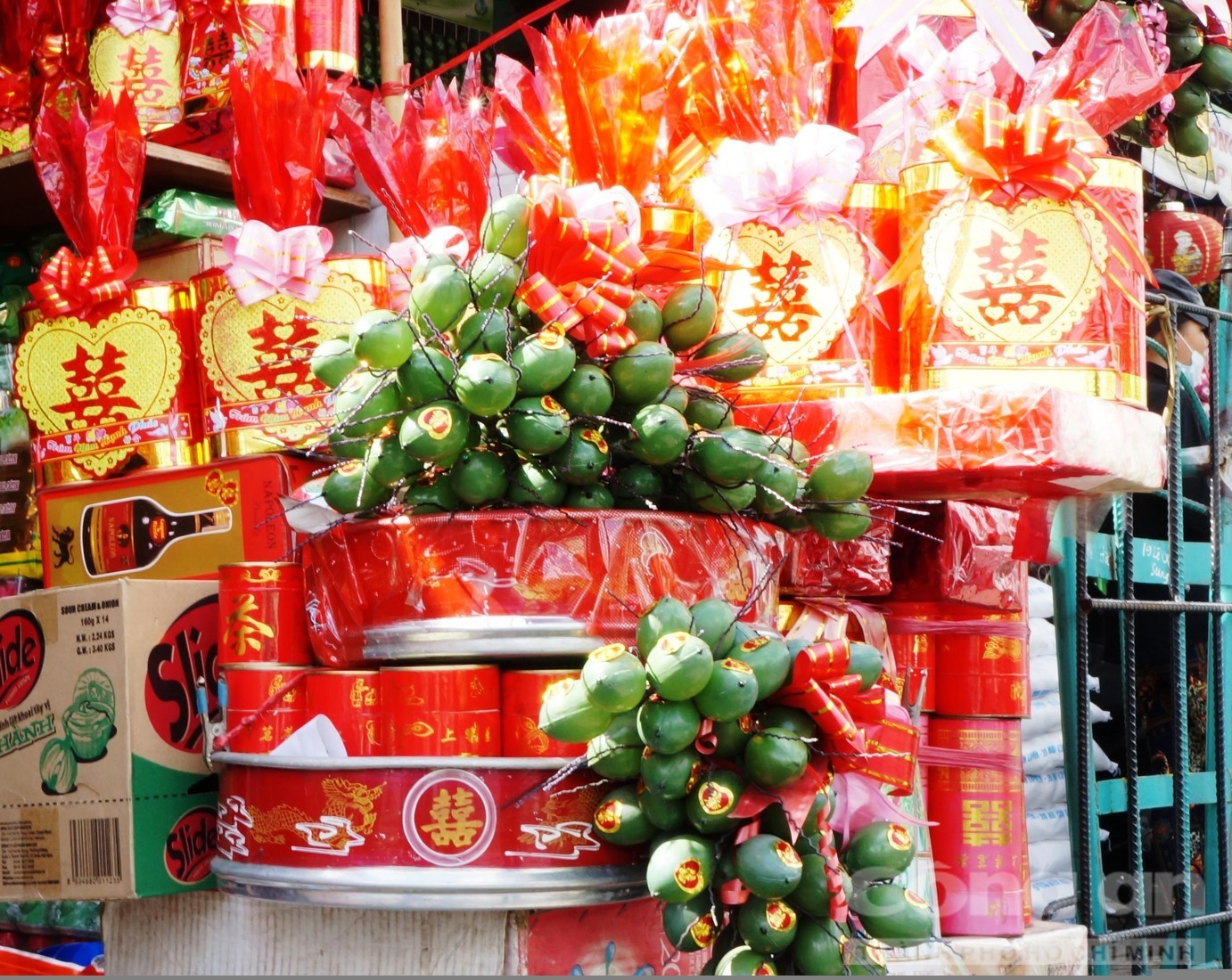 Các quầy hàng được trang trí bắt mắt thu hút nhiều khách hàng và du khách đến tham quan, mua sắm Các quầy hàng được trang trí bắt mắt thu hút nhiều khách hàng và du khách đến tham quan, mua sắm