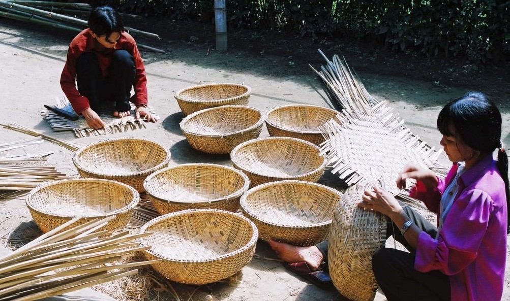 Đan lát thủ công bằng tay ở Vinh Ba. 