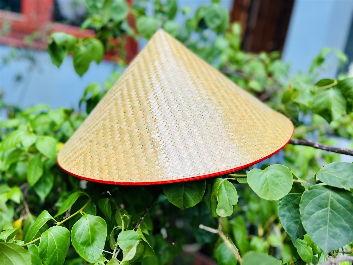 Chiếc nón Tày được làm từ nguyên liệu tre hoàn thiện Chiếc nón Tày được làm từ nguyên liệu tre hoàn thiện