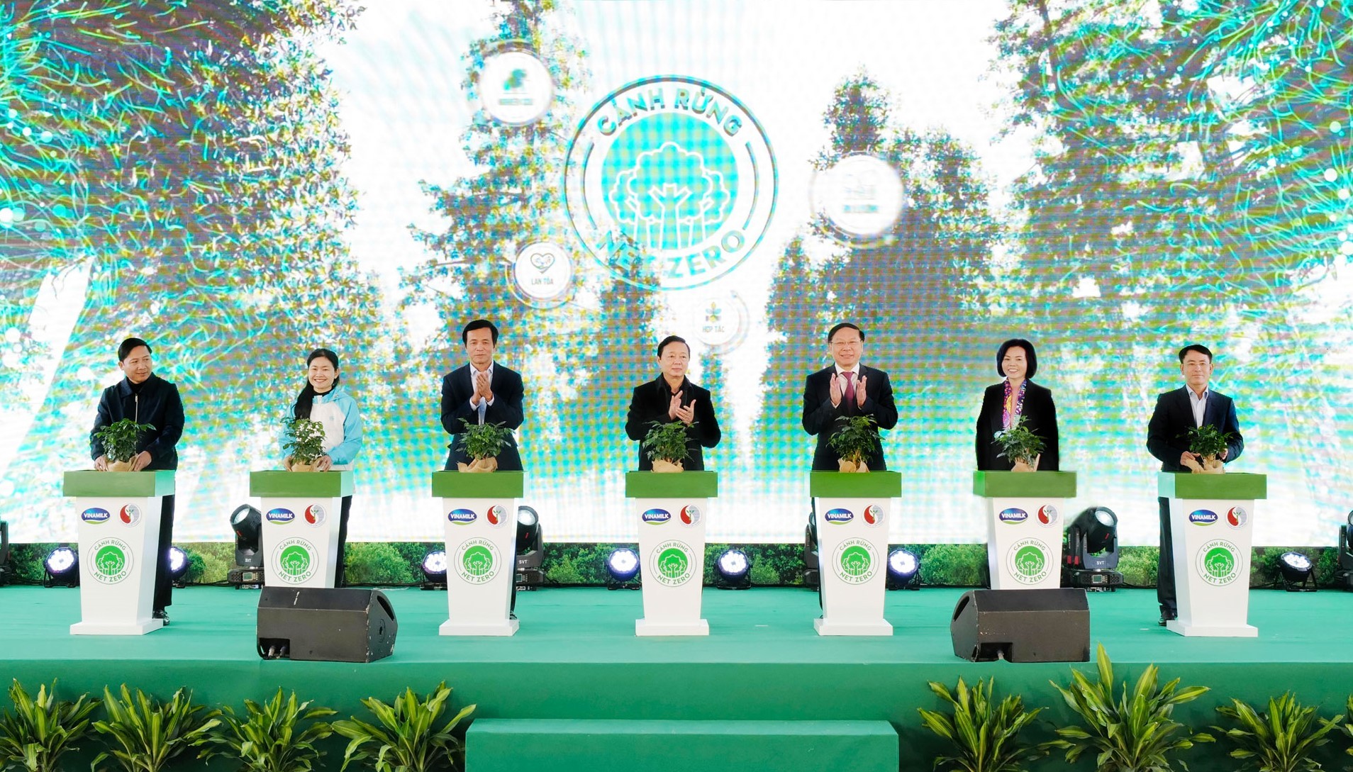 Vinamilk đẩy mạnh lộ trình giảm “dấu chân Carbon”, hướng đến Net Zero Vinamilk đẩy mạnh lộ trình giảm “dấu chân Carbon”, hướng đến Net Zero