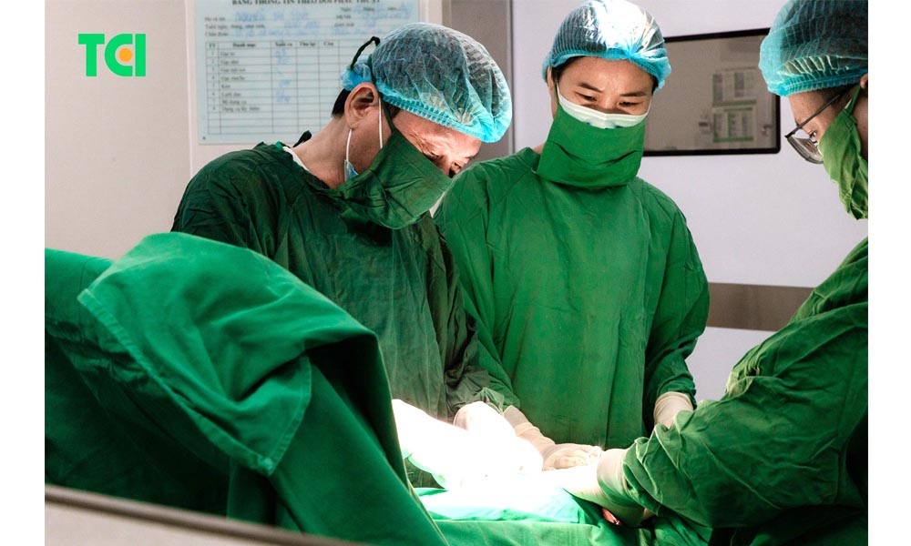 Các bác sĩ tiến hành cắt bỏ khối u xơ khủng (Ảnh TCI)
