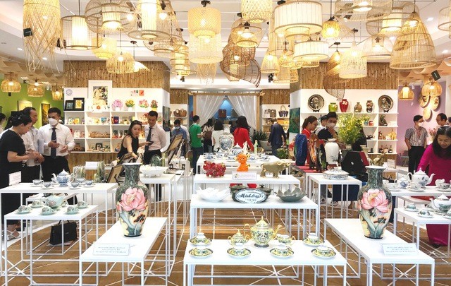 Cần sự gắp kết giữa nhà sản xuất, nhà thiết kế mẫu mã và xây dựng thương hiệu sản phẩm thủ công mỹ nghệ Cần sự gắp kết giữa nhà sản xuất, nhà thiết kế mẫu mã và xây dựng thương hiệu sản phẩm thủ công mỹ nghệ