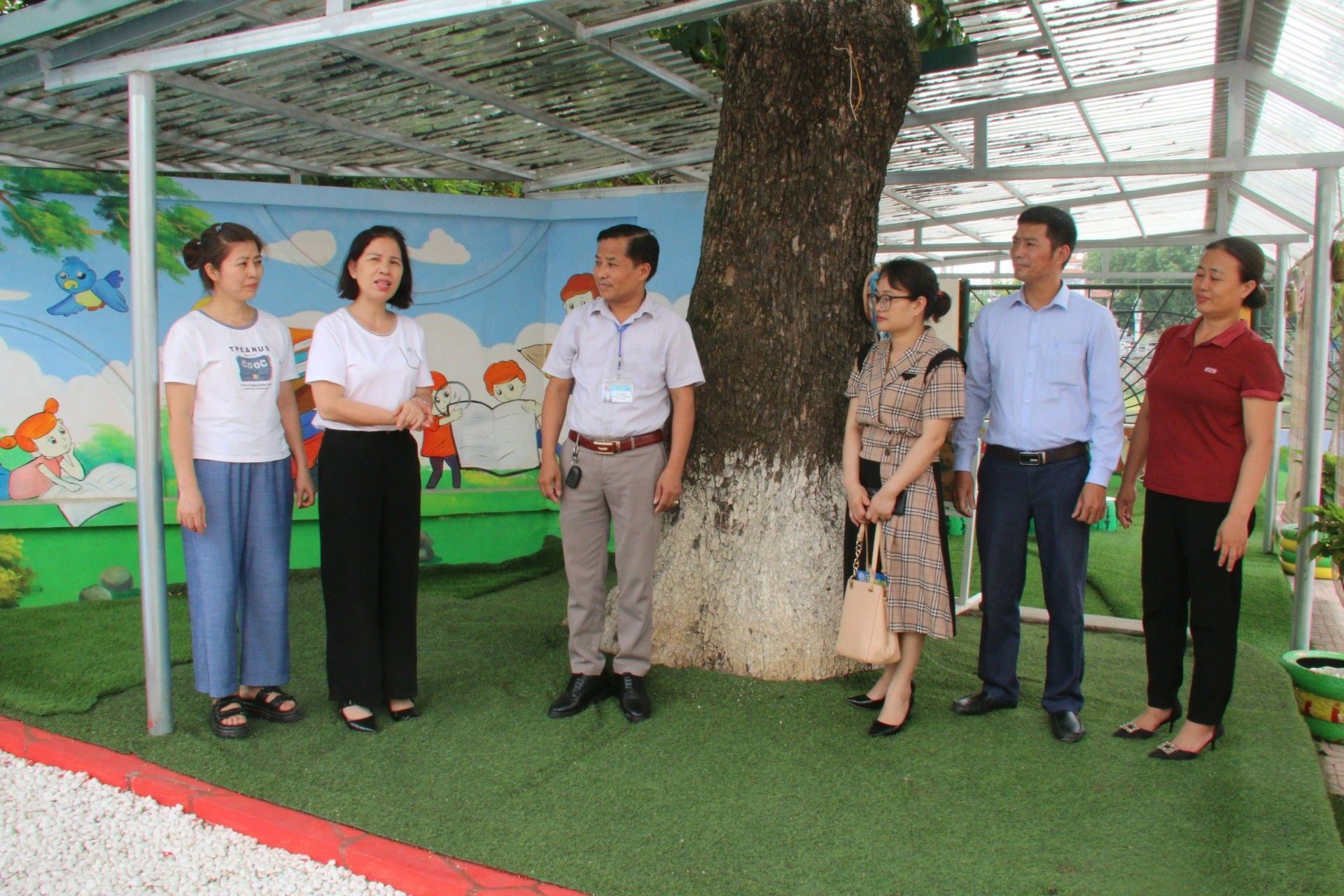 Đoàn công tác có cán bộ huyện Chương Mỹ cùng chủ tịch UBND xã Quảng Bị đến thăm trường mầm non trên địa bàn xã. Đoàn công tác có cán bộ huyện Chương Mỹ cùng chủ tịch UBND xã Quảng Bị đến thăm trường mầm non trên địa bàn xã.