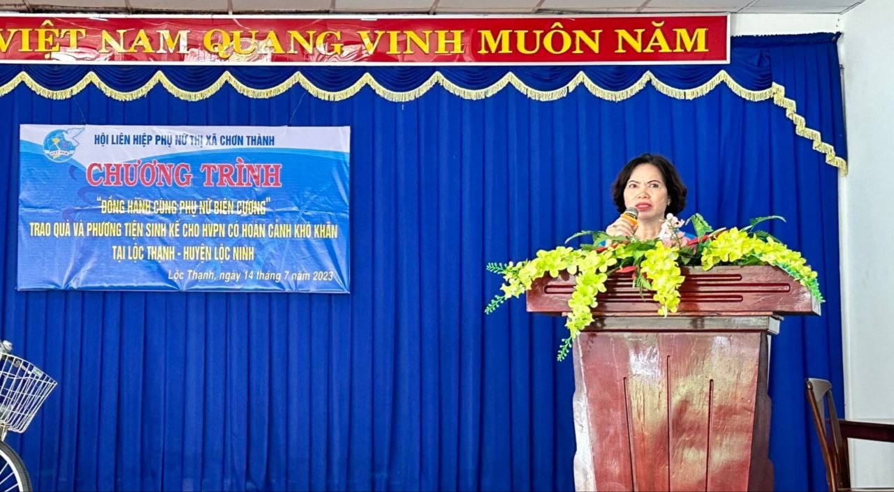 Bà Mạc Thị Thanh Bình - Thị Ủy Viên, Chủ tịch Hội LHPN thị xã Chơn Thành phát biểu tại chương trình