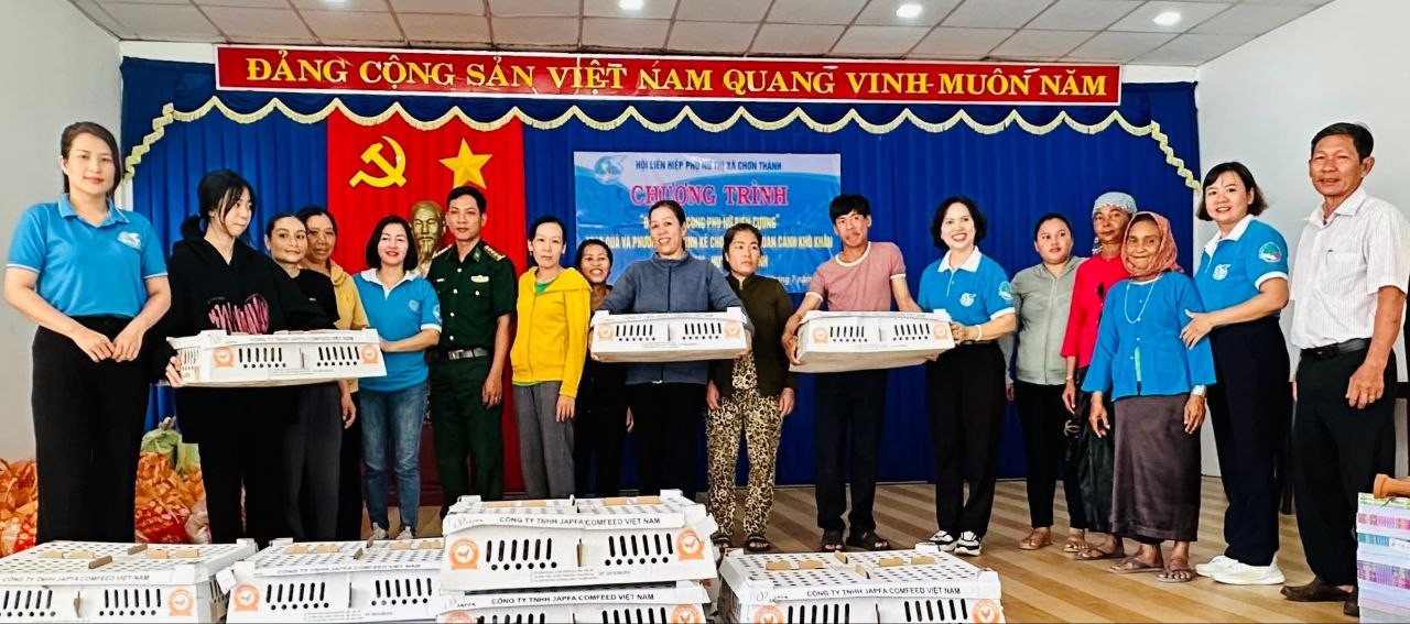Trao tặng quà cho các hội viên phụ nữ có hoàn cảnh khó khăn