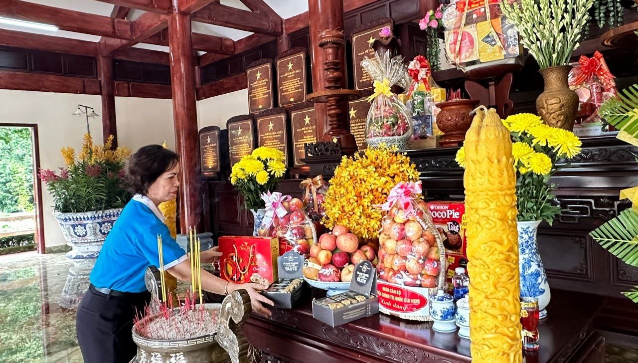 Bà Mạc Thị Thanh Bình dâng hương tại khu căn cứ Tà Thiết