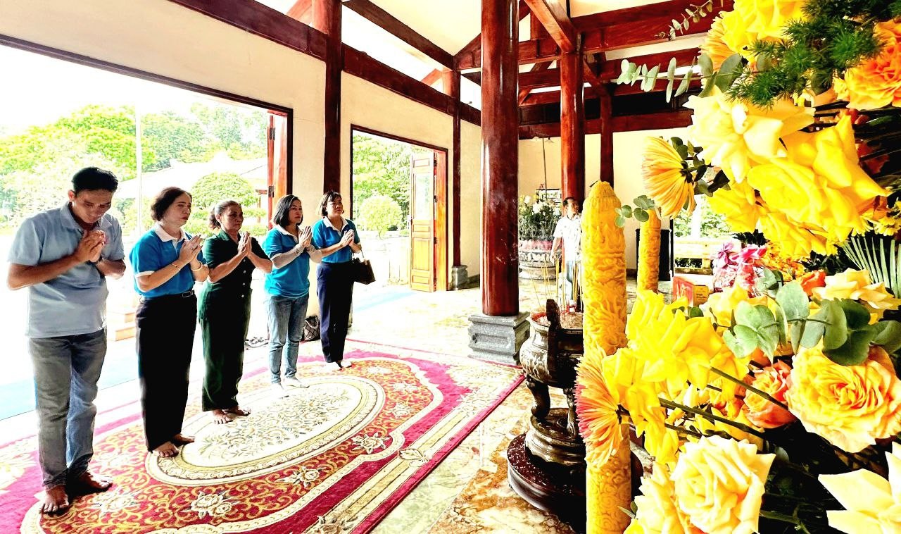 Hội viên LHPN Thị xã Chơn Thành dâng hương tại khu Căn cứ Tà Thiết