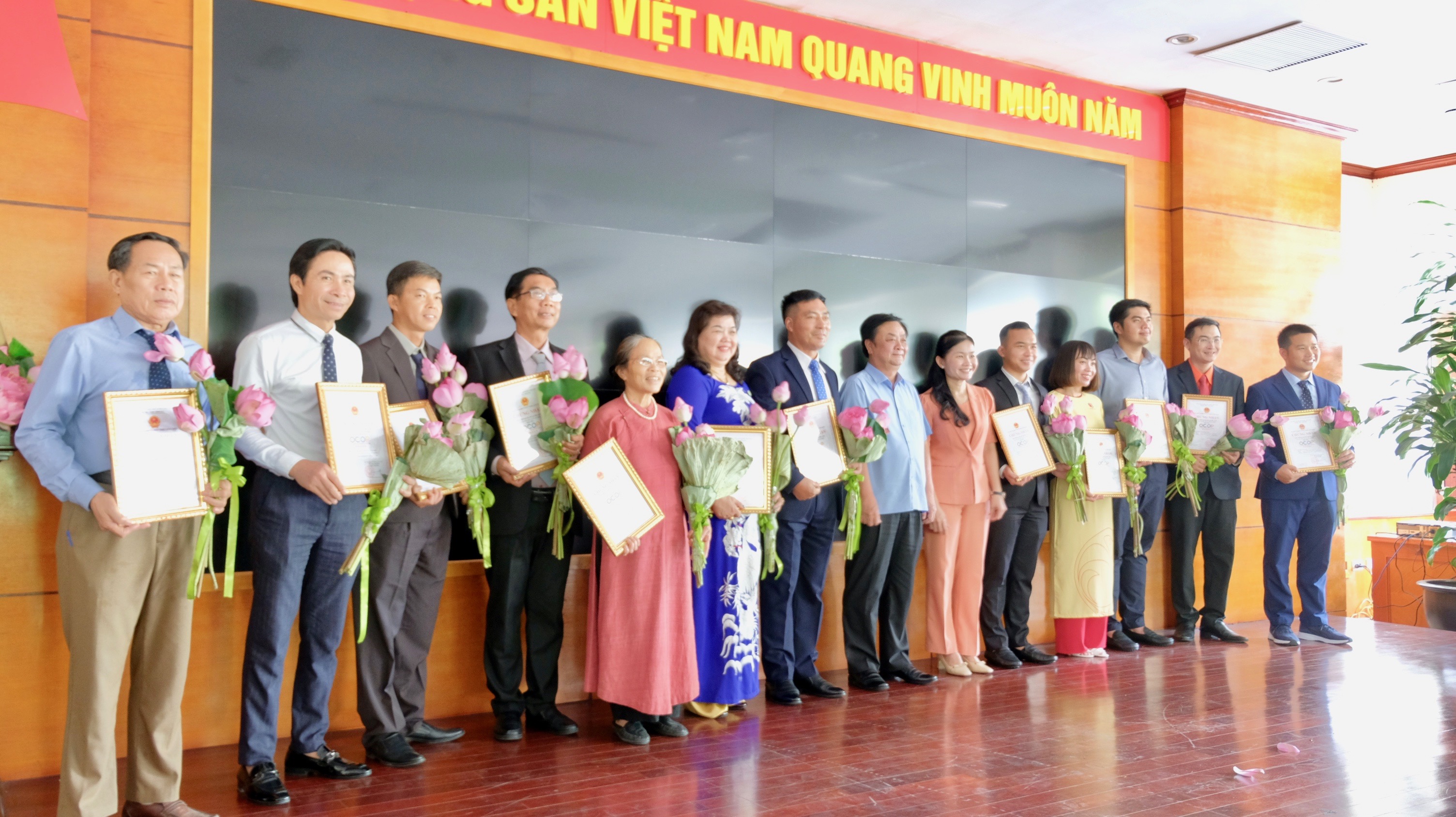 Bộ trưởng Bộ NN&amp;amp;PTNT L&amp;ecirc; Minh Hoan trao giấy chứng OCOP cấp Quốc gia cho c&amp;aacute;c chủ thể của H&amp;agrave; Nội v&amp;agrave; cả nước.