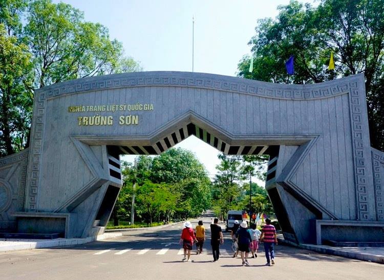 Du khách chuẩn bị thắp hương ở tượng đài chính trong Nghĩa trang Liệt sĩ Quốc gia Trường Sơn Du khách chuẩn bị thắp hương ở tượng đài chính trong Nghĩa trang Liệt sĩ Quốc gia Trường Sơn