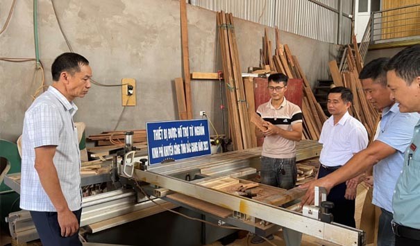 Khuyến công Bắc Giang: Nghiệm thu đề án “Đầu tư ứng dụng máy móc thiết bị trong sản xuất mộc dân dụng”