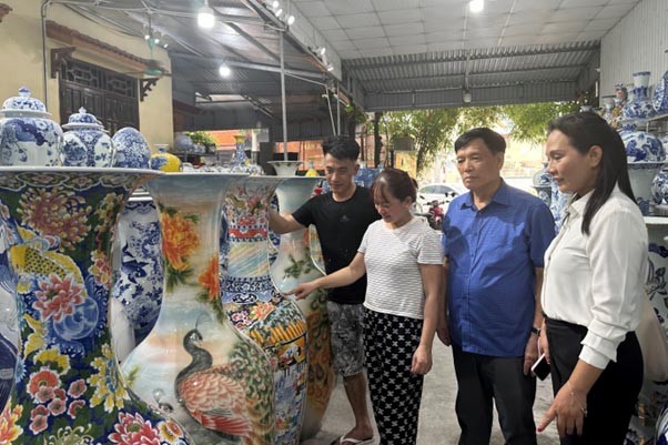 Nghệ nhân làm gốm vuốt tay ở làng nghề gốm cổ