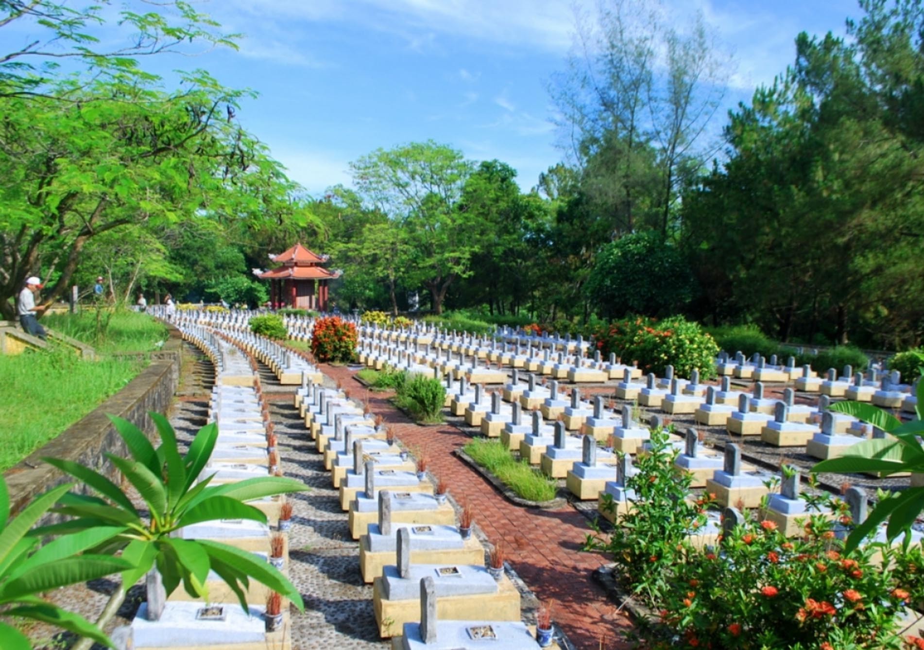 Cảnh quan thiêng liêng, trang trọng nhớ ơn các AHLS trước tượng đài chính trong nghĩa trang liệt sĩ Trường Sơn. Cảnh quan thiêng liêng, trang trọng nhớ ơn các AHLS trước tượng đài chính trong nghĩa trang liệt sĩ Trường Sơn.