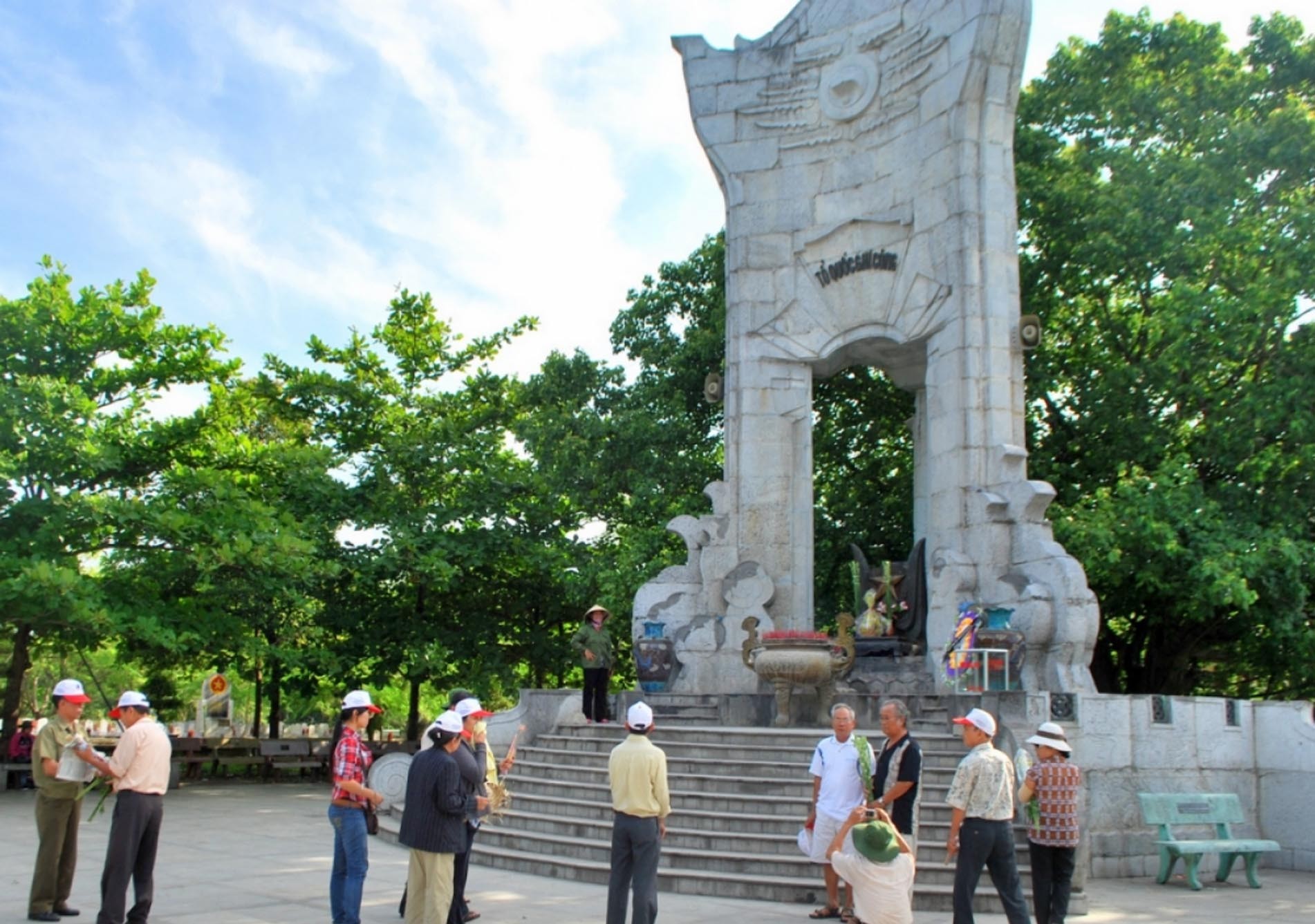 Du khách thắp hương ở tượng đài Nghĩa trang Liệt sĩ Quốc gia Trường Sơn Du khách thắp hương ở tượng đài Nghĩa trang Liệt sĩ Quốc gia Trường Sơn