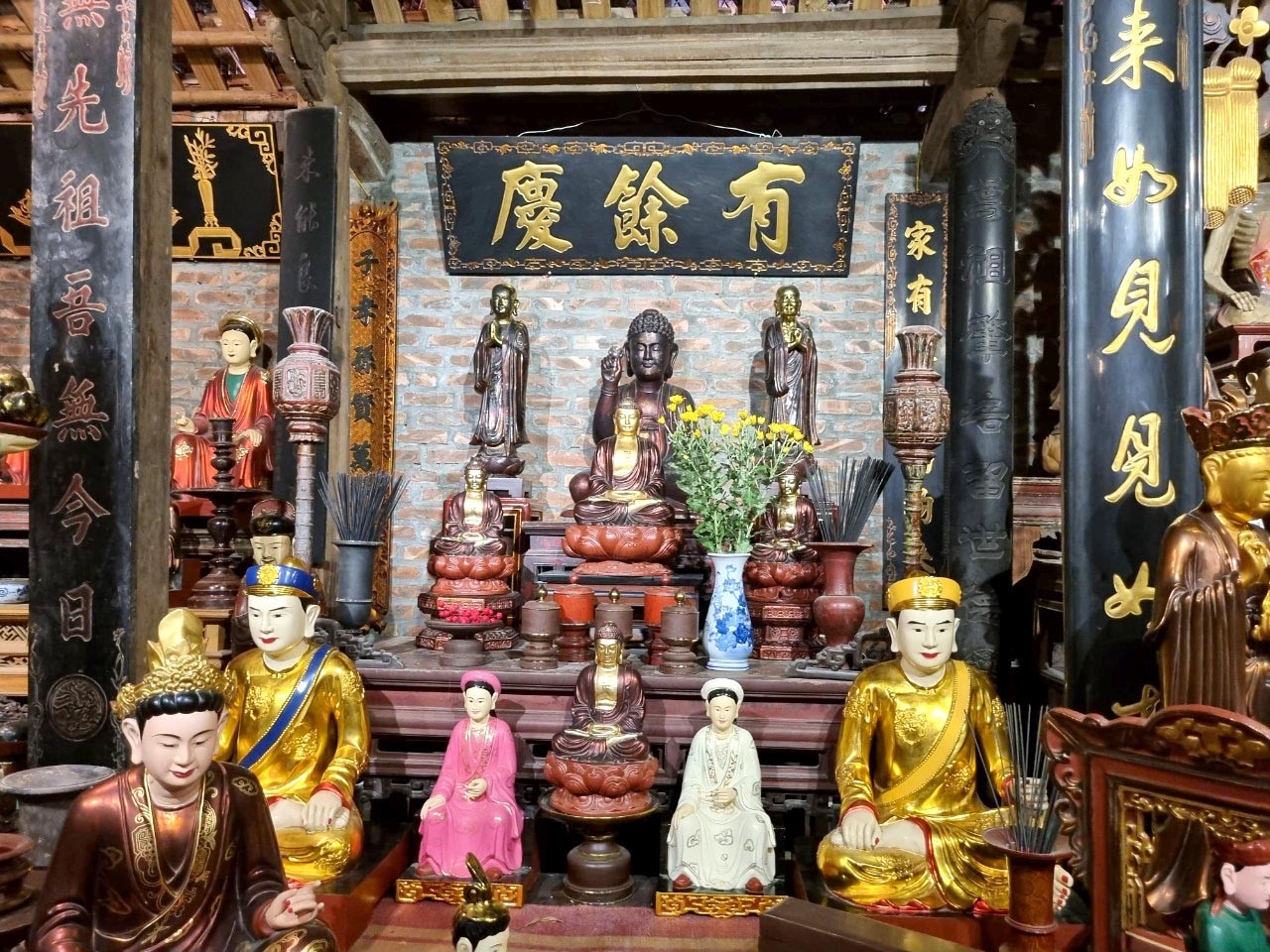 Trưng bày các sản phẩm làng nghề của hộ gia đình anh Nguyễn Viết Lợi, xã Sơn Đồng, huyện Hoài Đức