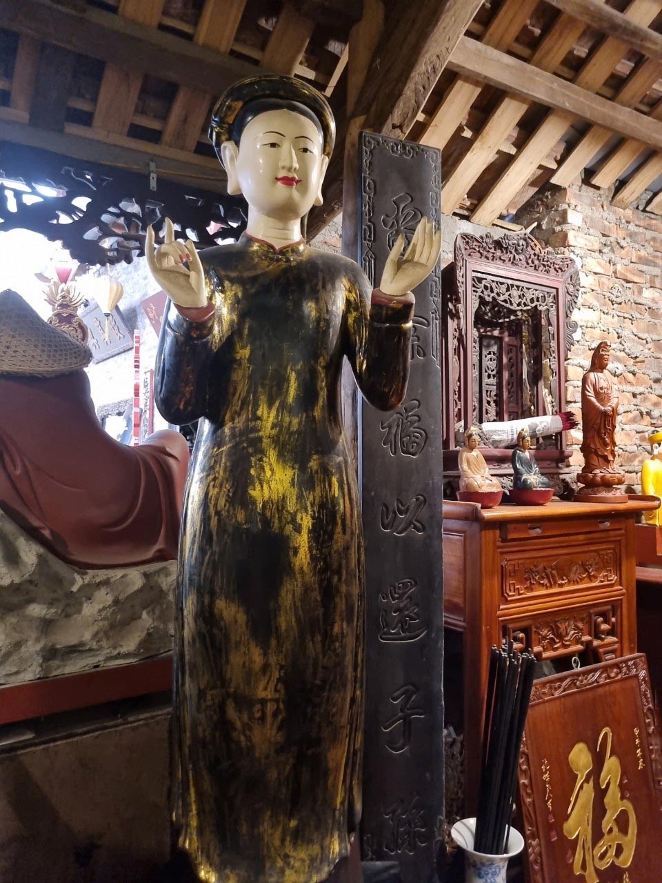 Bức tượng thiếu nữ Hà Thành – sản phẩm của làng nghề xã Sơn Đồng.