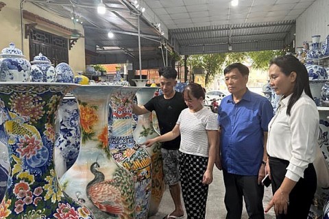 nghe nhan lam gom vuot tay o lang nghe gom co