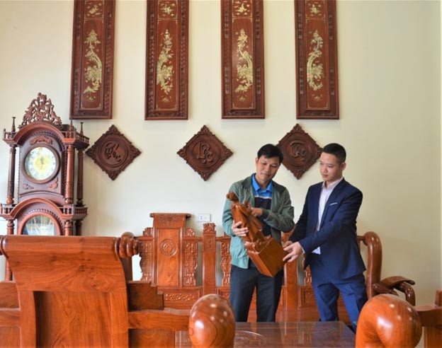 Nghệ nhân Phạm Quốc Hùng và cán bộ thị trường Nguyễn Mạnh Cường đang trao đổi về sản phẩm mà gần đây người tiêu dùng đang quan tâm. (Ảnh: MH) Nghệ nhân Phạm Quốc Hùng và cán bộ thị trường Nguyễn Mạnh Cường đang trao đổi về sản phẩm mà gần đây người tiêu dùng đang quan tâm. (Ảnh: MH)