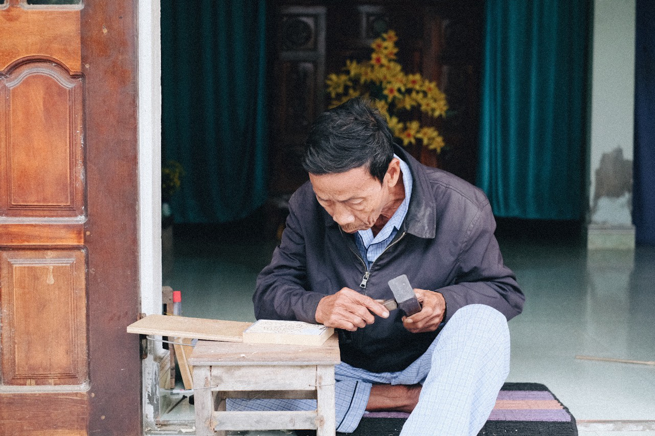 Nghệ nhân Kỳ Hữu Phước hiện được cho là người cuối cùng biết chế tác và khắc nét tranh đúng theo lối làm tranh dân gian làng Sình cổ.