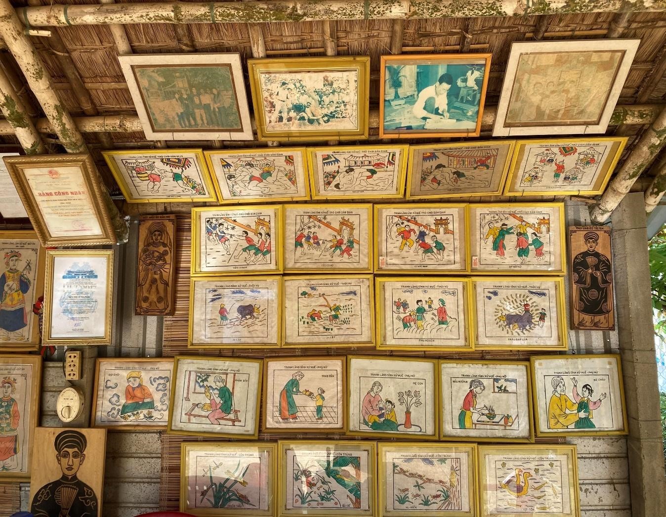 Tranh làng Sình được biết tới là một trong những nhân chứng sống có bề dày lịch sử lâu đời ở xứ kinh kỳ