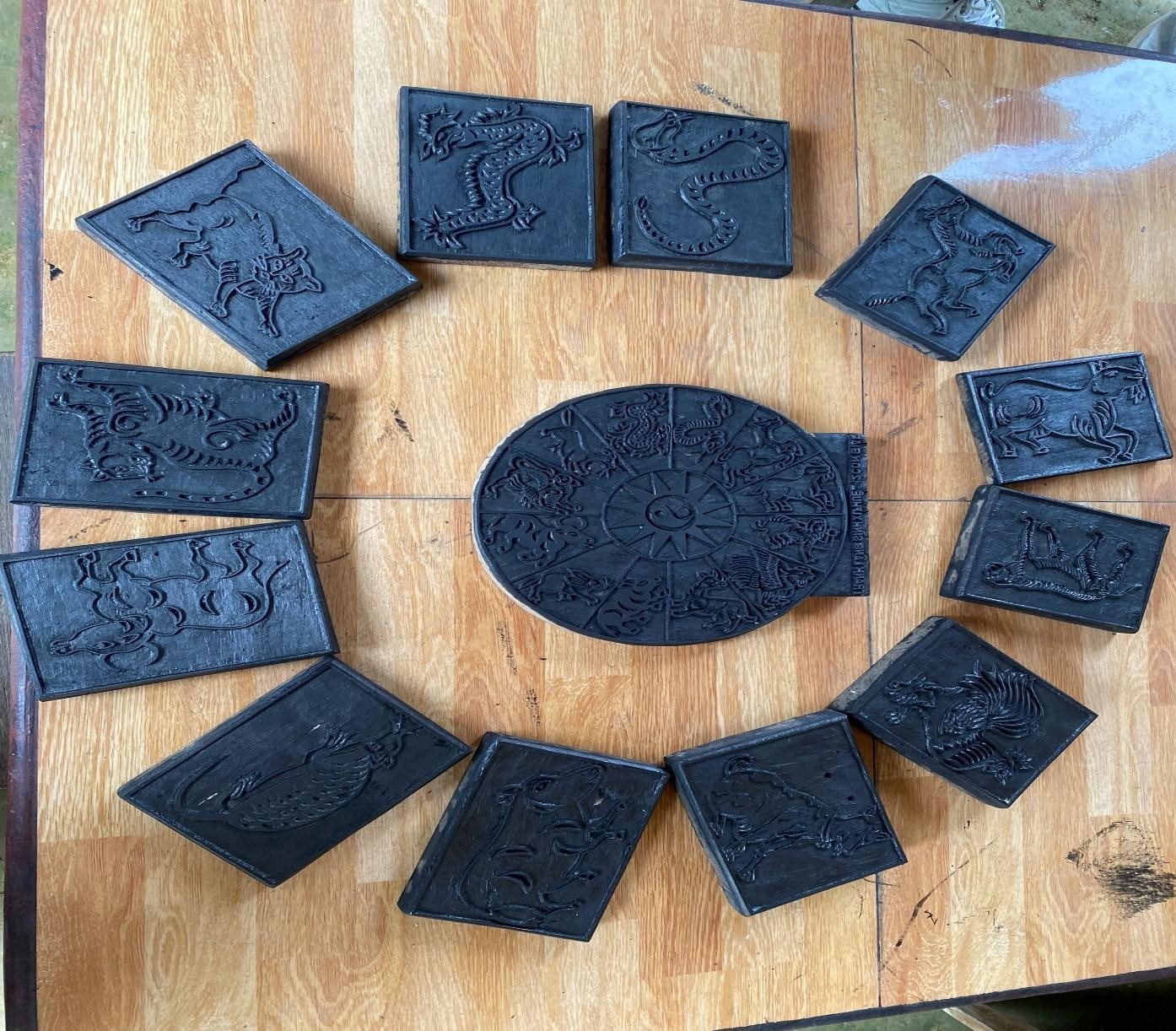 Mộc bản hình 12 con giáp được khắc thủ công