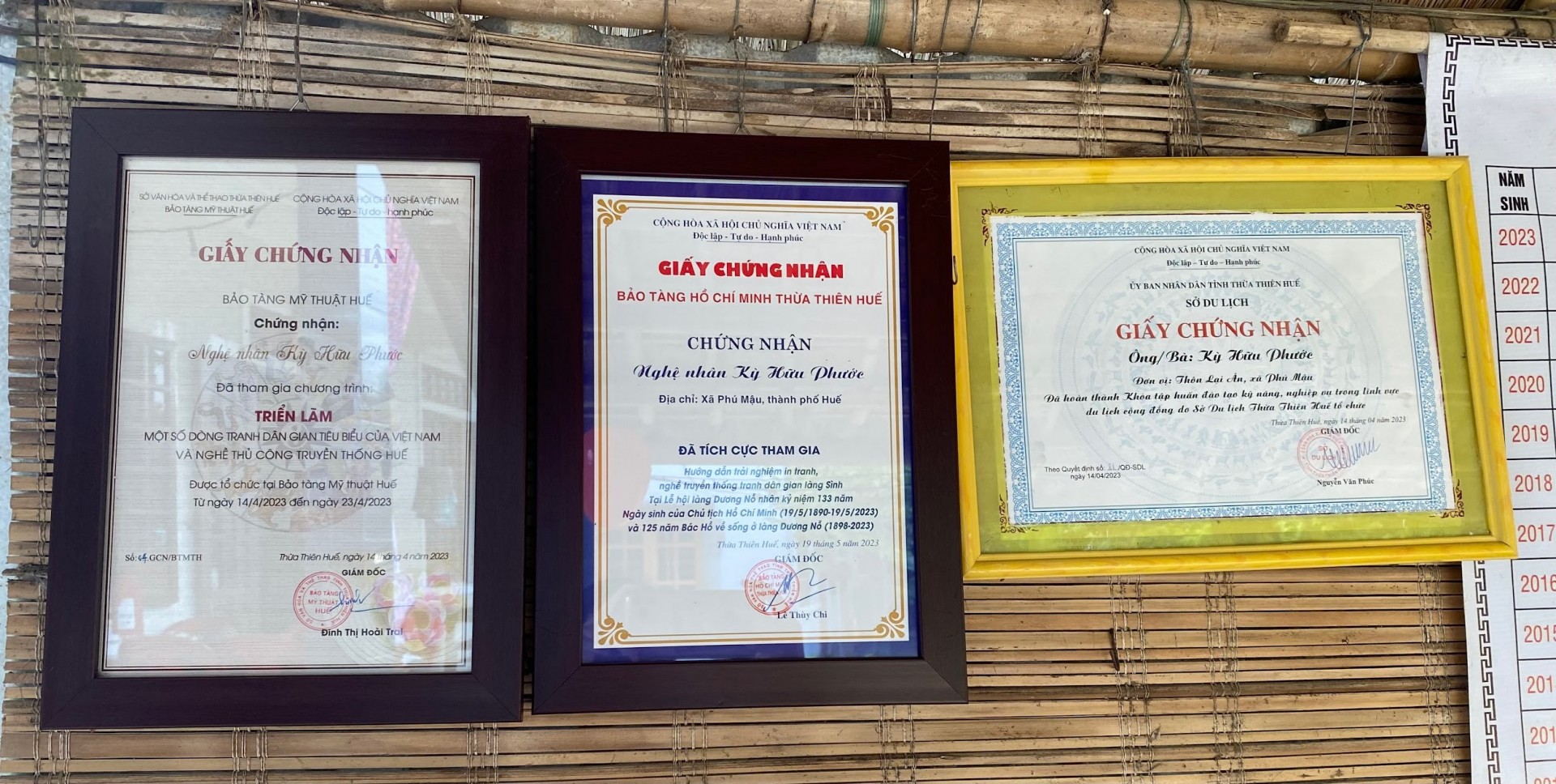 Nghệ nhân Kỳ Hữu Phước đưa tranh làng Sình đến nhiều nơi và đã được cấp nhiều giấy chứng nhận