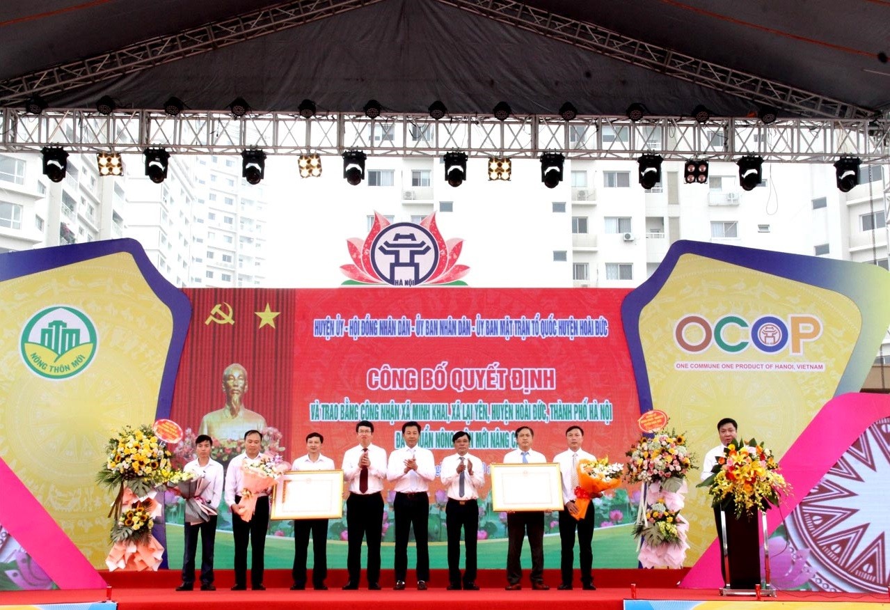 Công bố quyết định và trao bằng công nhận xã Minh Khai, Lại Yên, huyện Hoài Đức đạt chuẩn nông thôn mới nâng cao. 