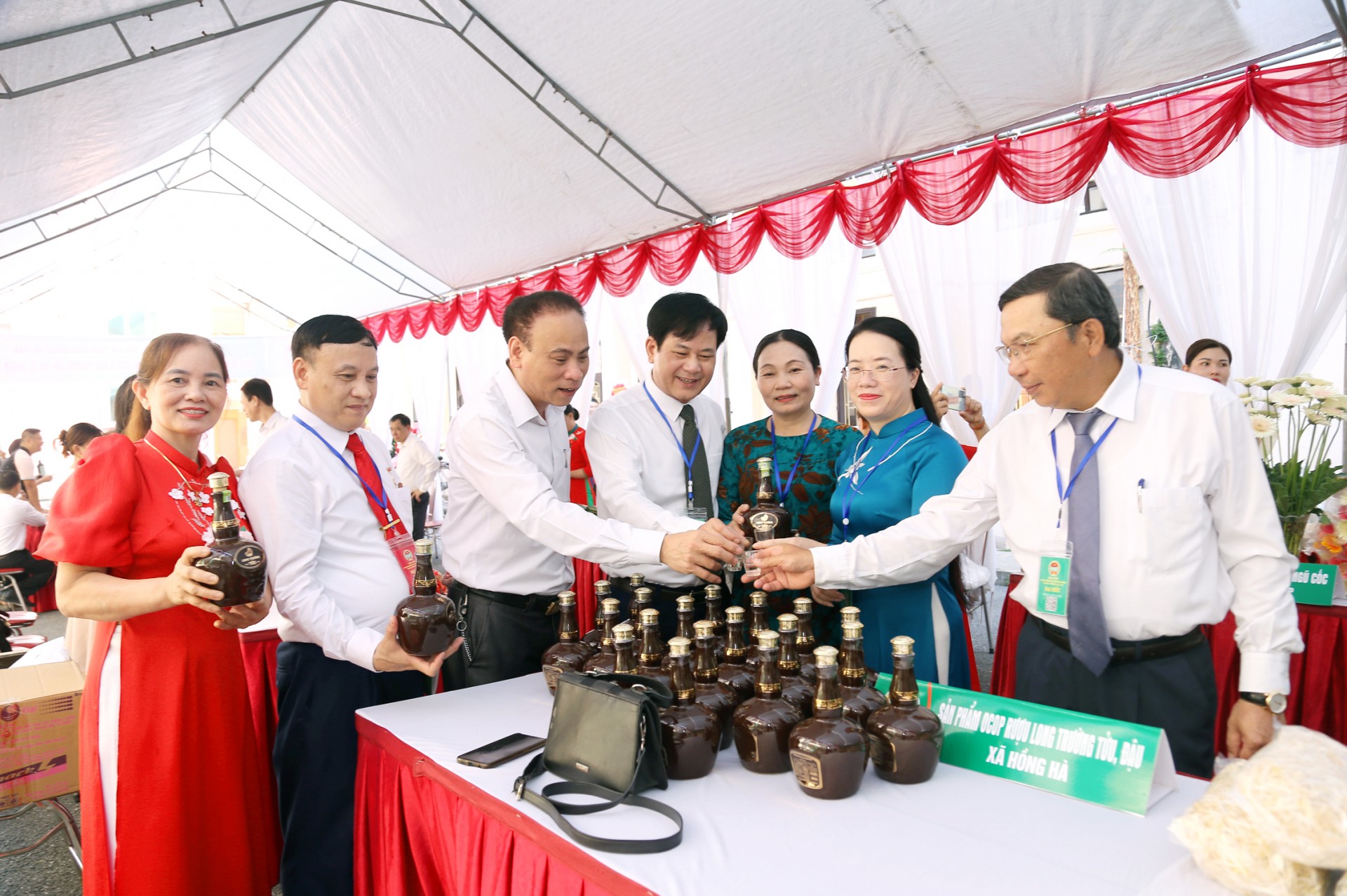 Chủ tịch Hội Nông dân TP Hà Nội, bà Phạm Hải Hoa ( áo dài giữa) với những sản phẩm nông nghiệp công nghệ cao 