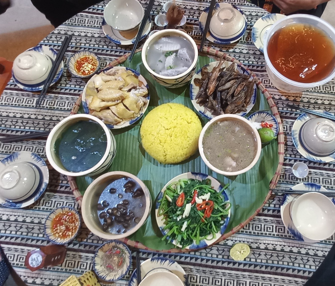 Khách đến địa phương rất hài lòng với những món ăn được chế biến từ nguyên liệu do chính đồng bào Dao làm ra