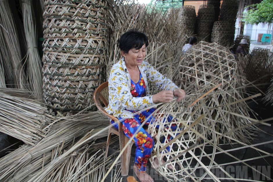 Bà Huỳnh Thị Tám - Chủ cơ sở sản xuất giỏ trạc ở Ấp 6, xã Xuân Thới Sơn, huyện Hóc Môn