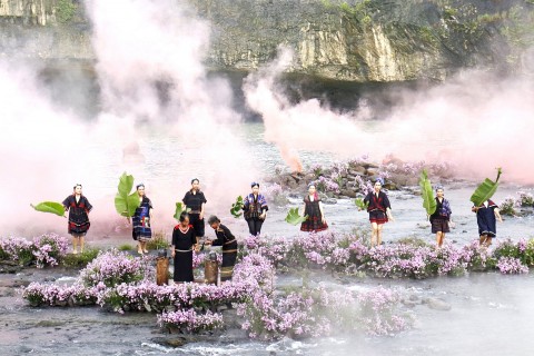 net van hoa doc dao tren tho cam tay nguyen