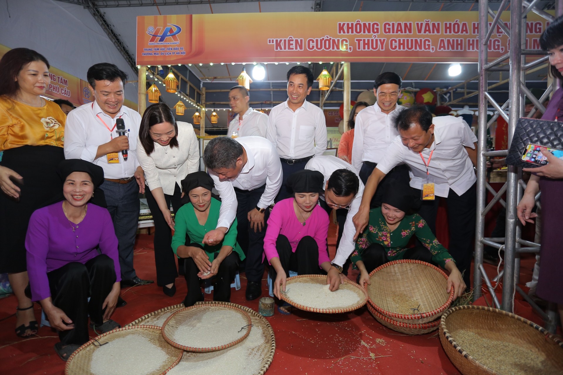 Bộ trưởng Lê Minh Hoan đánh giá cao các sản phẩm OCOP huyện Ứng Hoà