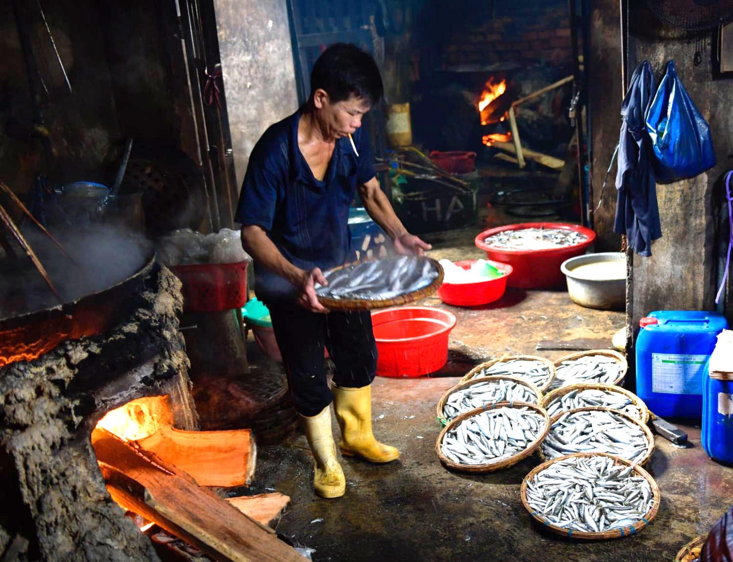 Trải qua hơn nửa thế kỷ, làng nghề hấp cá ở Quy Nhơn đã được ươm mầm và cha truyền con nối từ bao nhiêu thế hệ nối tiếp nhau.