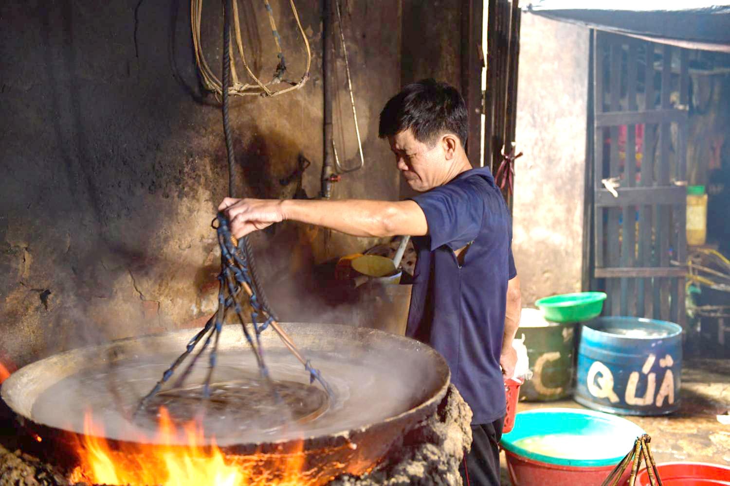 Khi cá đã qua sơ chế sẽ được đưa lần lượt vào lò hấp với nước đang sôi sùng sục trên bếp.