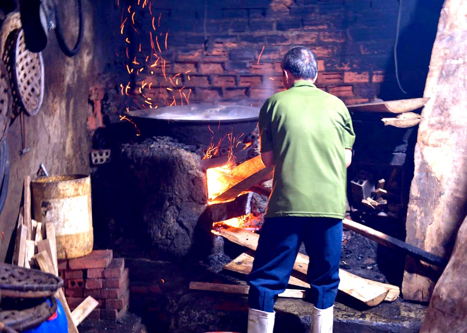 Các lò hấp rực lửa từ khoảng 5h sáng. Vào những ngày nóng bức, nhiệt độ của không gian quanh bếp lên đến tận 50 – 60 độ C.