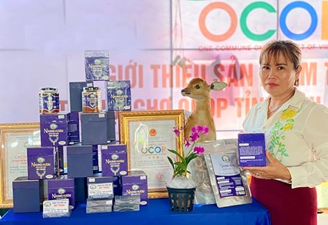 Chị Khánh Hòa, Trang trại hươu sao Huy Thuận, đến từ tỉnh Gia Lai, hy vọng mang sản phẩm đến gần hơn với người tiêu dùng Hậu Giang. Chị Khánh Hòa, Trang trại hươu sao Huy Thuận, đến từ tỉnh Gia Lai, hy vọng mang sản phẩm đến gần hơn với người tiêu dùng Hậu Giang.