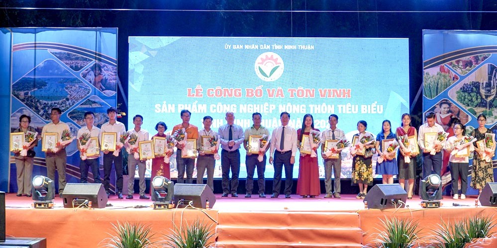 Ninh Thuận trao chứng nhận và vinh danh 18 sản phẩm công nghiệp nông thôn tiêu biểu cấp tỉnh năm 2023.