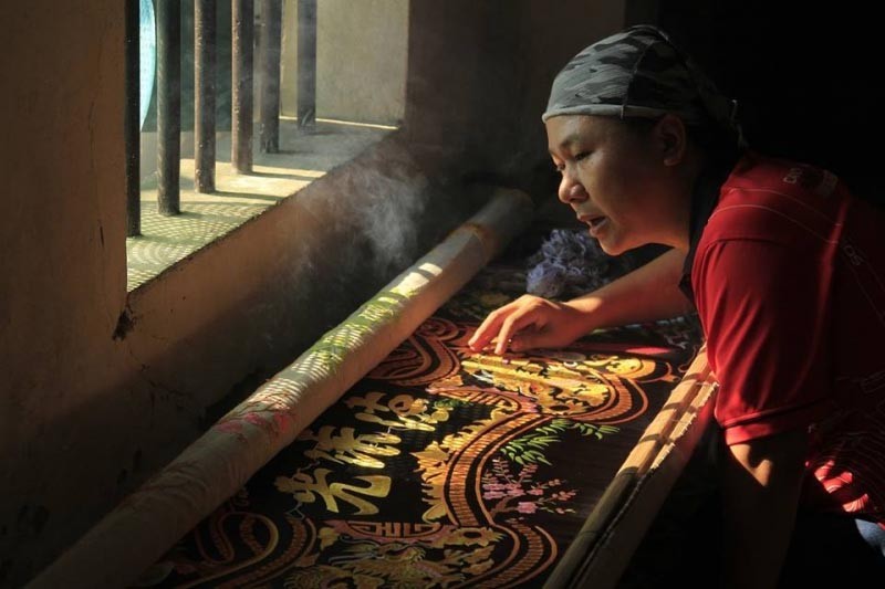 Sản phẩm thêu ren là kết tinh từ tâm huyết và bàn tay của người thợ.  Sản phẩm thêu ren là kết tinh từ tâm huyết và bàn tay của người thợ.