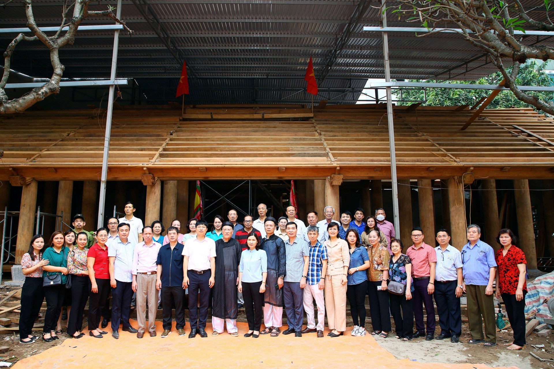 Lễ cất nóc công trình tu bổ, tôn tạo di tích đình Hậu, phường Dịch Vọng Hậu Lễ cất nóc công trình tu bổ, tôn tạo di tích đình Hậu, phường Dịch Vọng Hậu