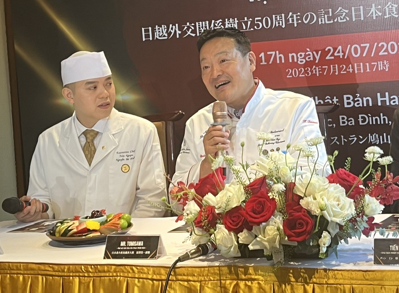 Ông Hirokazu Tomisawa (phải) chia sẻ ấn tượng về ẩm thực Việt Nam. Bên cạnh là học trò của ông, đầu bếp Nguyễn Bá Phước - người Việt Nam đầu tiên và người nước ngoài thứ 9 trên thế giới đạt Huy hiệu vàng “Taste of Japan” của Chính phủ Nhật Bản.