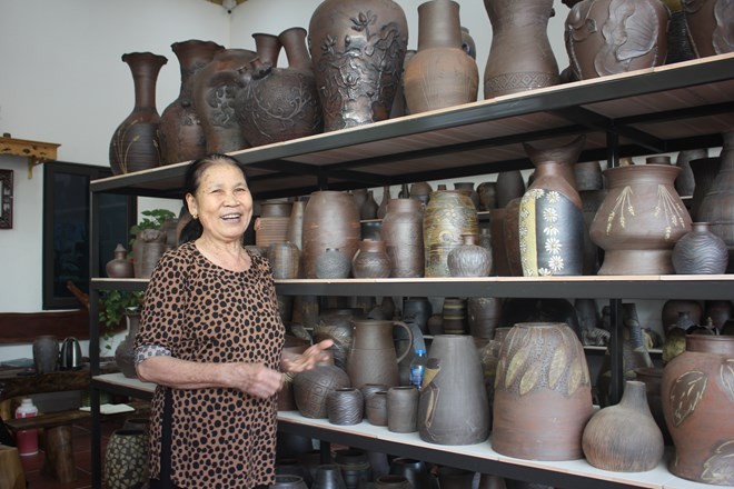 Nghệ nhân Giang Thị Nhạn bên những tác phẩm gốm cửa xưởng Nghệ nhân Giang Thị Nhạn bên những tác phẩm gốm cửa xưởng