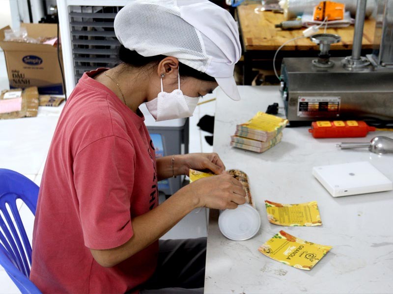 Đóng gói sản phẩm trước khi ra thị trường tại hộ kinh doanh cơ sở chế biến sản xuất thực phẩm Tiniseed (xã Hát Môn, huyện Phúc Thọ). Đóng gói sản phẩm trước khi ra thị trường tại hộ kinh doanh cơ sở chế biến sản xuất thực phẩm Tiniseed (xã Hát Môn, huyện Phúc Thọ).