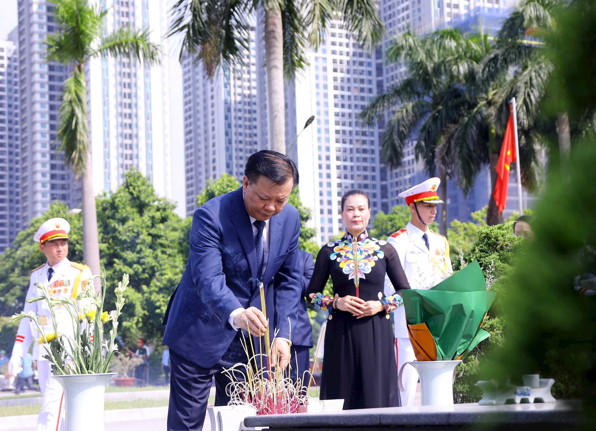 Lãnh đạo Đảng, Nhà nước và thành phố Hà Nội viếng Chủ tịch Hồ Chí Minh và tưởng niệm các Anh hùng liệt sĩ 15.jpg