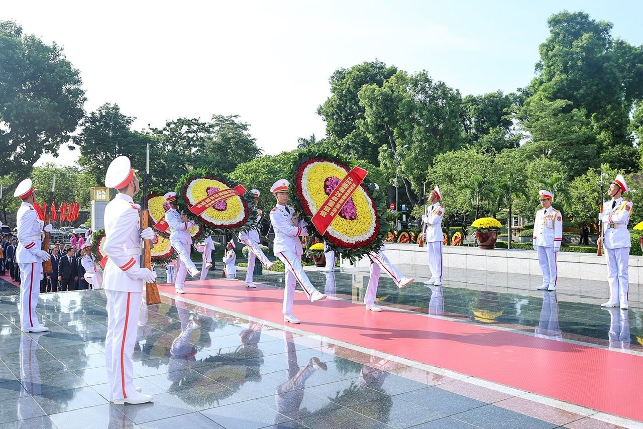 Lãnh đạo Đảng, Nhà nước và thành phố Hà Nội viếng Chủ tịch Hồ Chí Minh và tưởng niệm các Anh hùng liệt sĩ 2.jpg