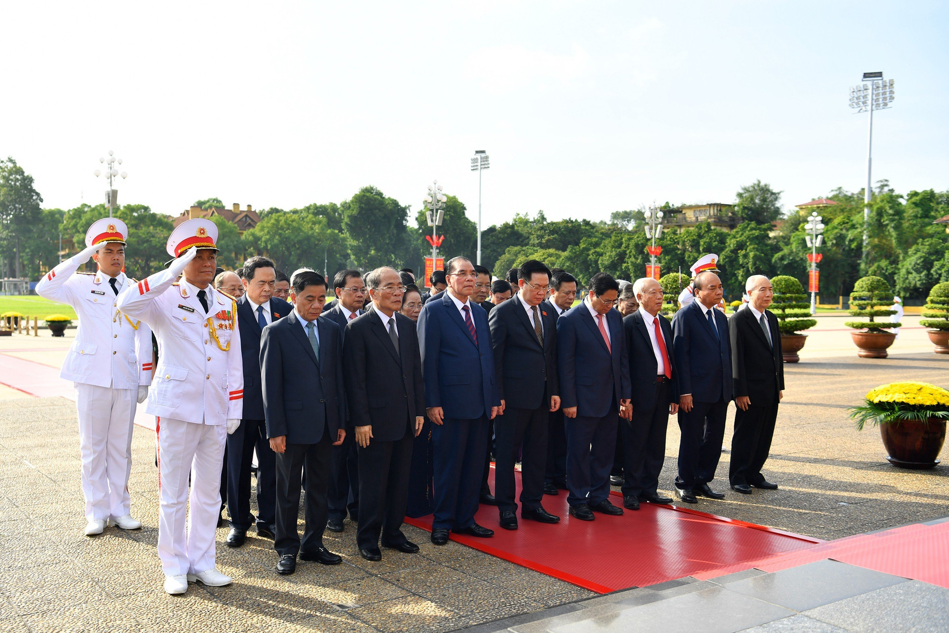 Lãnh đạo Đảng, Nhà nước và thành phố Hà Nội viếng Chủ tịch Hồ Chí Minh và tưởng niệm các Anh hùng liệt sĩ 5.jpg