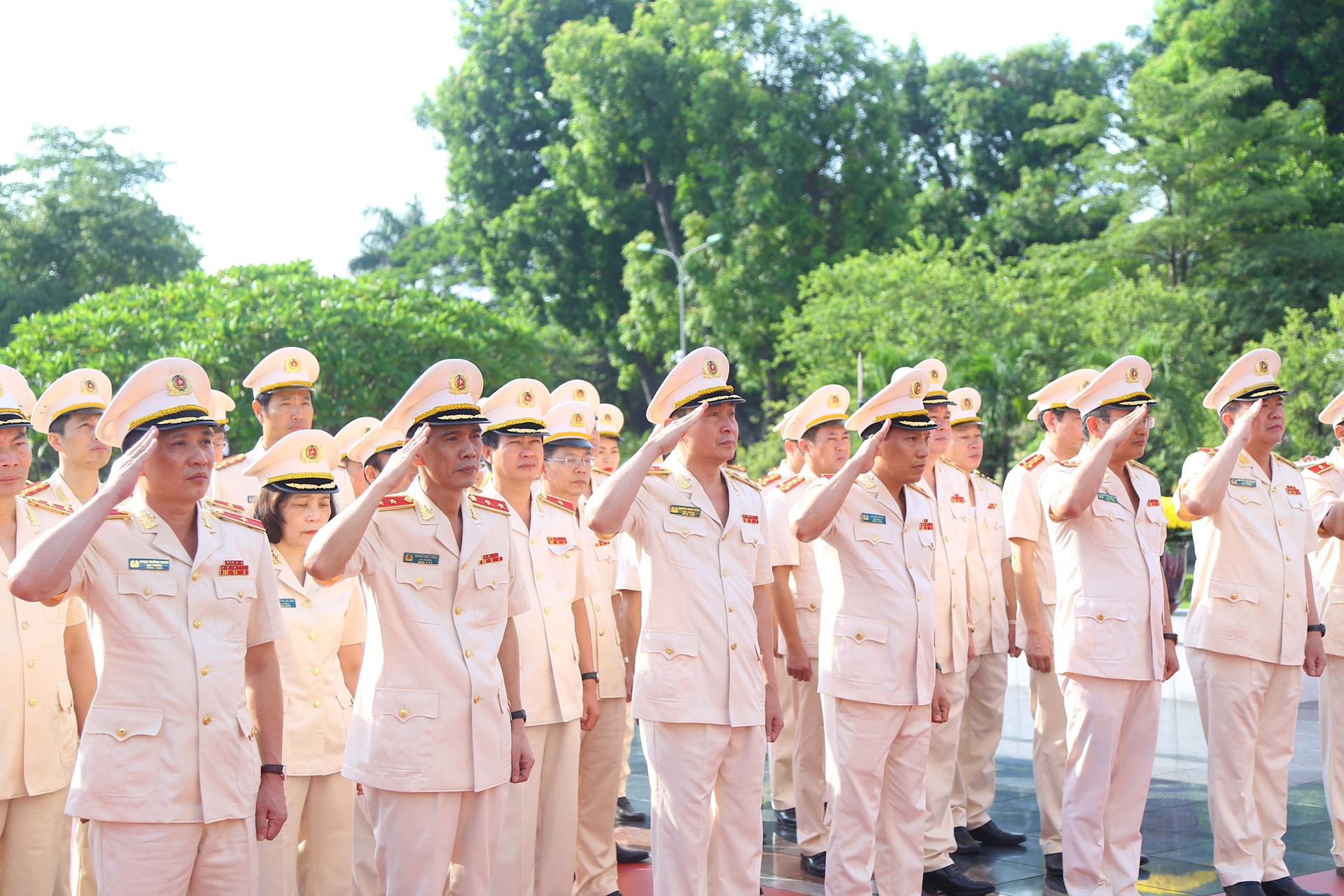Lãnh đạo Đảng, Nhà nước và thành phố Hà Nội viếng Chủ tịch Hồ Chí Minh và tưởng niệm các Anh hùng liệt sĩ 8.jpg