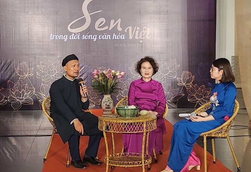 Các nhà nghiên cứu và nhà sưu tập luận bàn về vẻ đẹp và giá trị của hoa sen trong đời sống văn hóa Việt.