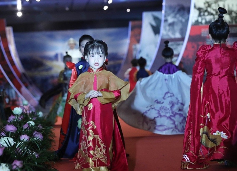 Trình diễn các mẫu áo dài mang hình ảnh sen của NTK Việt Phượng. 